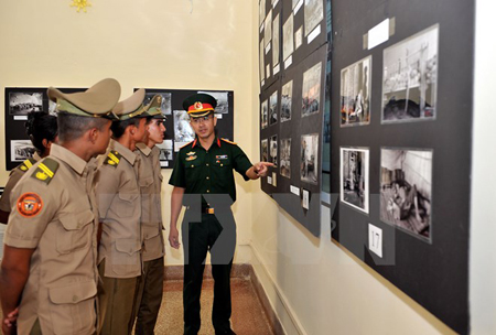 Tùy viên Quốc phòng Việt Nam tại Cuba Vũ Thế Trung giới thiệu các tác phẩm ảnh trưng bày tại triển lãm.